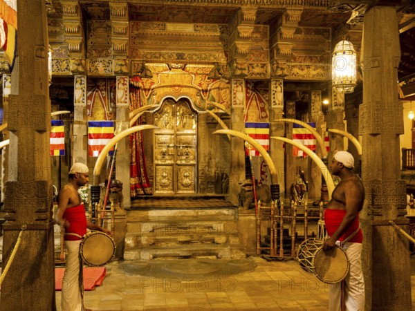Tooth temple inside with drummer, Sri Dalada Maligawa, Kandy, Sri Lanka, Asia