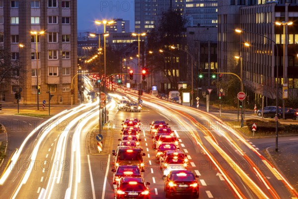 Evening city centre traffic in Essen, large intersection of Bismarckstrasse, B224, Friedrichstrasse and Hohenzollernstrasse, this area would also be affected by a diesel driving ban, Essen, North Rhine-Westphalia, Germany, Europe