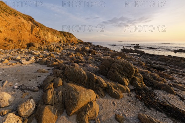 Rocky beach on the Atlantic coast near Kervert on the Rhuys Peninsula in Brittany. Kervert, Sarzeau, Morbihan, France, Europe