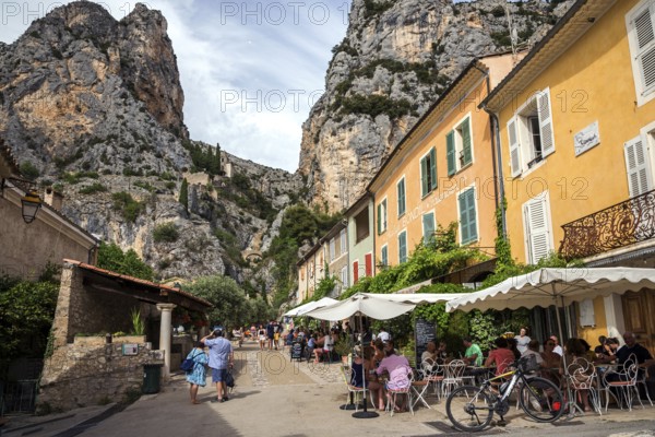 Alley with restaurants in Moustiers-Sainte-Marie, Département Alpes-de-Haute-Provence, Region Provence-Alpes-Côte d'Azur, Provence, France, Europe