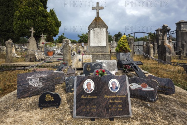 Graves, gravestones, cemetery in Puimoisson, Provence, region Provence-Alpes-Côte d'Azur, department Alpes-de-Haute-Provence, France, Europe