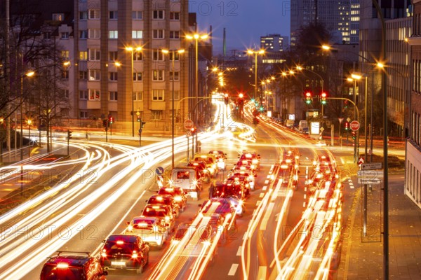 Evening city centre traffic in Essen, large intersection of Bismarckstrasse, B224, Friedrichstrasse and Hohenzollernstrasse, this area would also be affected by a diesel driving ban, Essen, North Rhine-Westphalia, Germany, Europe