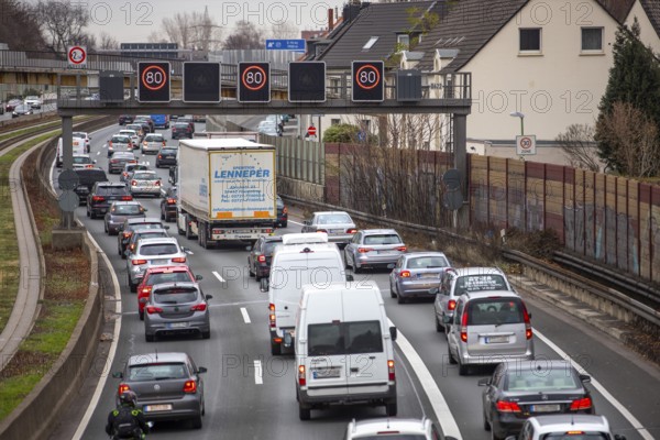 Motorway A40, Ruhrschnellweg, city centre of Essen, exit Essen-Frillendorf, Spurbus route, this area would also be affected by a diesel driving ban, Essen, North Rhine-Westphalia, Germany, Europe
