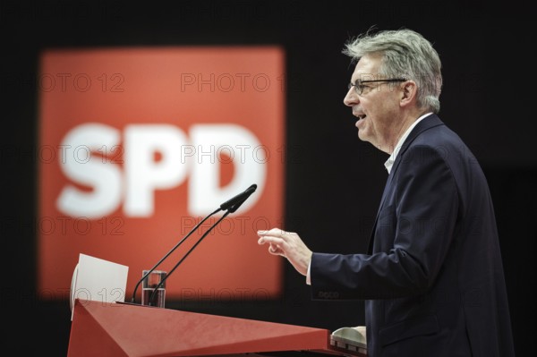 Achim Post, MdB, SPD, aufgenommen im Rahmen des Bundesparteitages der Sozialdemokratischen Partei Deutschland (SPD) in Berlin, 08.12.2023. Von Freitag bis Sonntag beraten die Delegierten ueber aktive Standort- und Industriepolitik, ein Jahrzehnt der Zuku