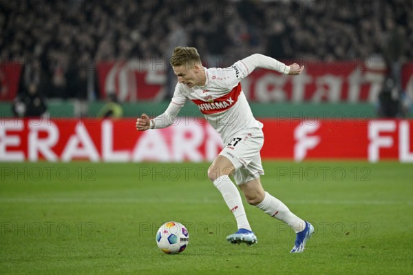 Chris Führich VfB Stuttgart (27) on the ball, DFB Cup, MHPArena, MHP Arena Stuttgart, Baden-Württemberg, Germany, Europe