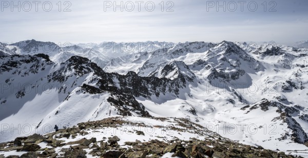 View of snow-covered mountain panorama, view from Sulzkogel, in the back summit Gamskogel and Hochreichkopf, Kühtai, Stubai Alps, Tyrol, Austria, Europe