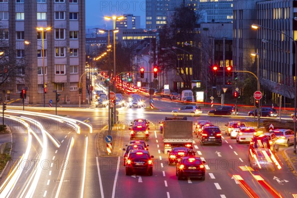 Evening city centre traffic in Essen, large intersection of Bismarckstrasse, B224, Friedrichstrasse and Hohenzollernstrasse, this area would also be affected by a diesel driving ban, Essen, North Rhine-Westphalia, Germany, Europe