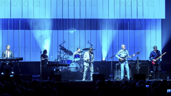 Andrew Roachford (keyboarder), Tim Howar (singer), Nicholas Nic Collins (drummer), Andrew Roachford (singer), Mike Rutherford (guitarist and namesake) and hatch Juby (bassist) from Mike and the Mechanics live on Looking Back - Living The Years 2025 Tour at the Tempodrom in Berlin on 04.05.2025