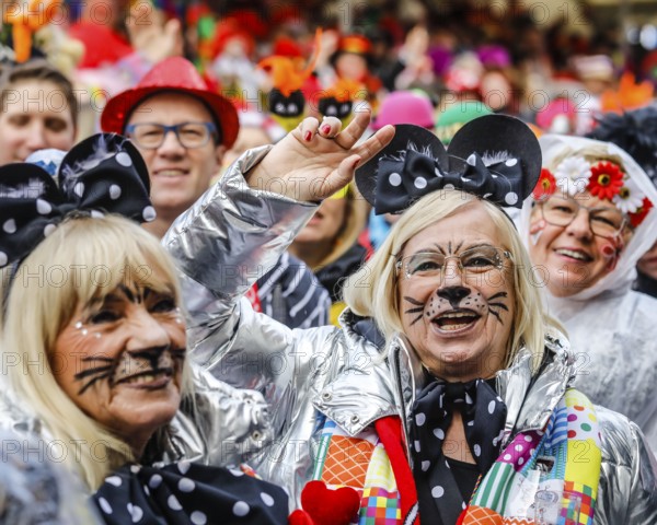 Colourfully costumed carnivalists celebrate carnival in Cologne, on Weiberfastnacht the street carnival is traditionally opened on the Alter Markt, which then reaches its climax on Rosenmontag, Cologne, Rhineland, North Rhine-Westphalia, Germany, Europe