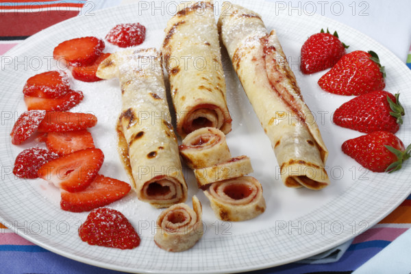 Swabian cuisine, filled pancakes, Flädle with strawberry jam and icing sugar, Gsälz, fresh strawberries, sweet, dessert, dessert, served on a plate, grandmother's kitchen, regional, home cooking, typical Swabian, Swabian kitchen classic, traditional cuisine, food photography, studio, Germany, Europe