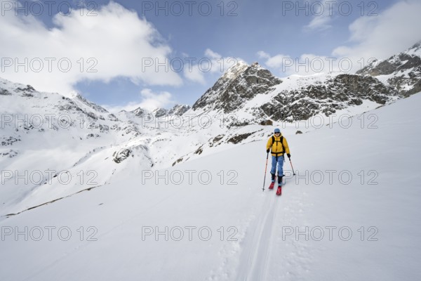 Ski tourers in a wintry mountain landscape, ascent to Piz Laviner from Chamanna Jenatsch, Grisons Haute Route, Albula Alps, Rhaetian Alps, Grisons, Eastern Switzerland, Switzerland, Europe