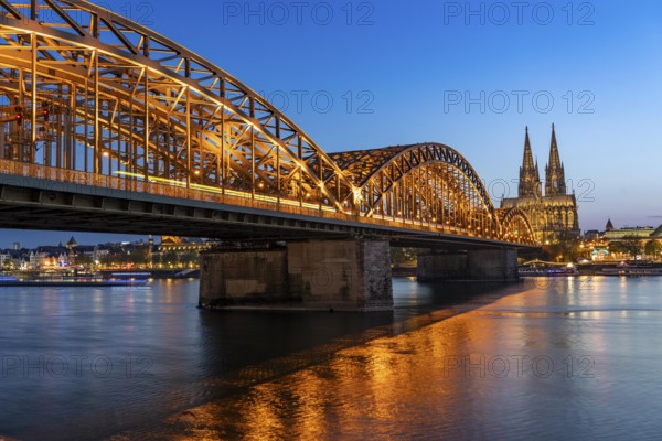Cologne Cathedral, has been shining in new light since Easter 2025, the old metal halide lamps have been replaced by over 700 modern LED lamps, reducing energy consumption by around four fifths, significantly improving the quality of light and greatly reducing light emissions, 12 KM of new cables were laid for this, Hohenzollern Bridge, railway bridge over the Rhine, North Rhine-Westphalia, Germany, Europe