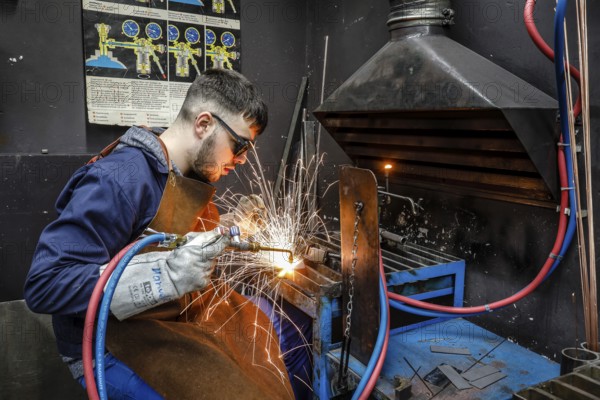 Remscheid, North Rhine-Westphalia, Germany - Trainees in metal professions here welding, Vocational Training Centre of the Remscheid metal and electrical industry. - FOR EDITORIAL USE ONLY!