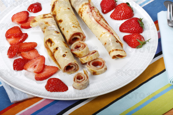 Swabian cuisine, filled pancakes, Flädle with strawberry jam, Gsälz, fresh strawberries, sweet, dessert, dessert, arranged on a plate, grandmother's kitchen, regional, home cooking, typical Swabian, Swabian kitchen classic, traditional cuisine, food photography, studio, Germany, Europe