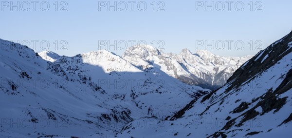 Mountain panorama with the peaks of the Bergüner Stöcke Tinzenhorn and Piz Ela, mountain landscape with snow in the morning light, view at the Keschhütte in winter, Bündner Haute Route, Albula Alps, Rhaetian Alps, Grisons, Eastern Switzerland, Switzerland, Europe
