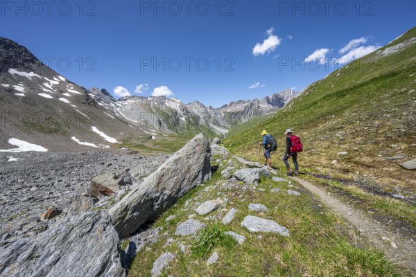 Mountaineers on a hiking trail on the Daberlenke, view of rocky mountain peaks in the Karbachtal valley with Tredebergspitze, Lasörling Höhenweg, Lasörling Group, Hohe Tauern National Park, East Tyrol, Tyrol, Austria, Europe