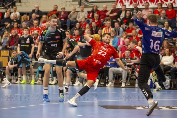 26.04.2024, 2. HBL (German Handball League), Matchday 30: Owl Ludwigshafen vs TuSEM Essen (Final score 32:37) . Kian Schwarzer (22, Owl Ludwigshafen) pulls away