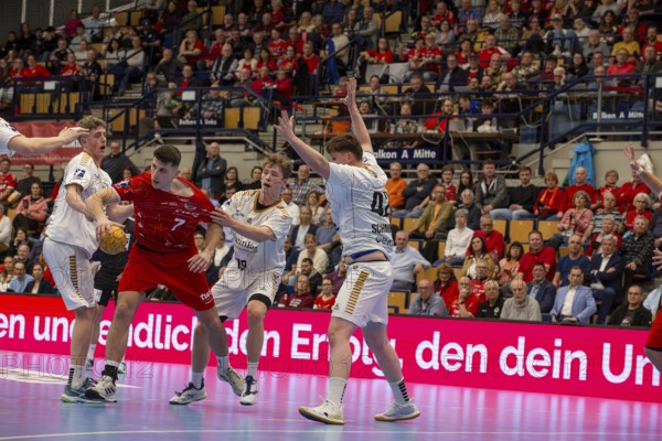 09.04.04.2024, 2nd HBL, German Handball League, Matchday 28) : Eulen Ludwigshafen against TSV Bayer-Dormagen (final score 30:27) . Tough battle for the ball between Mihailo Ilic (7, Eulen Ludwigshafen) and Finn Schroven (19, Bayer Dormagen)