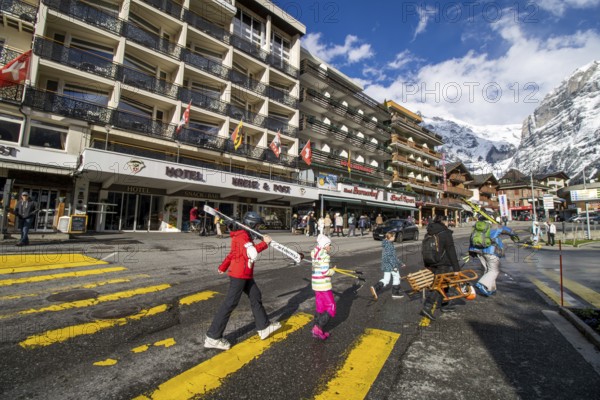 28 March 2024: Lively tourism in the week in front of Easter in the popular Swiss holiday resort of Grindelwald