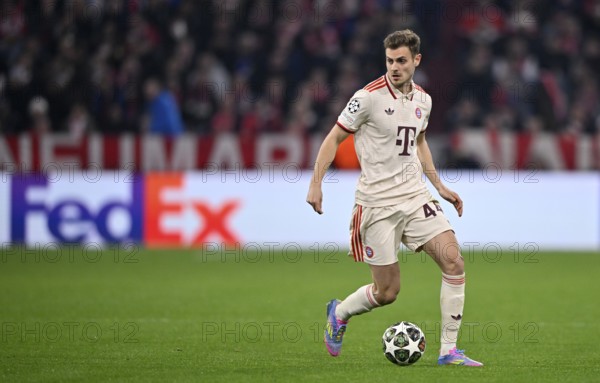 Josip Stanisic FC Bayern Munich FCB (44) Action on the ball Champions League, perimeter advertising FedEx Allianz Arena, Munich, Bavaria, Germany, Europe
