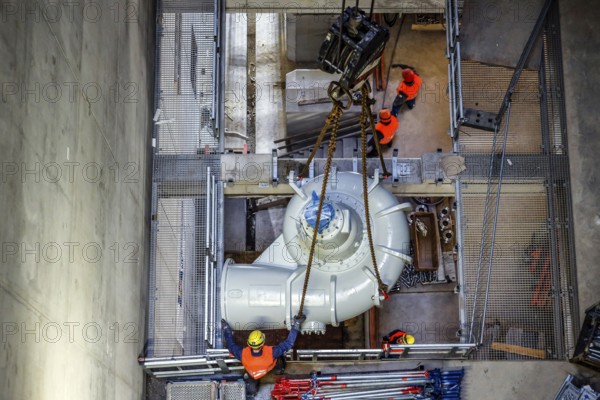 Installation of wastewater pumps in the new Oberhausen pumping station, new Emscher sewer, Emscher conversion, Oberhausen, Ruhr area, North Rhine-Westphalia, Germany, Europe