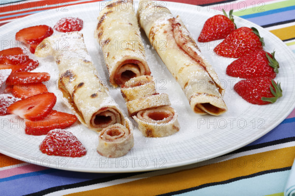 Swabian cuisine, filled pancakes, Flädle with strawberry jam and icing sugar, Gsälz, fresh strawberries, sweet, dessert, dessert, served on a plate, grandmother's kitchen, regional, home cooking, typical Swabian, Swabian kitchen classic, traditional cuisine, food photography, studio, Germany, Europe
