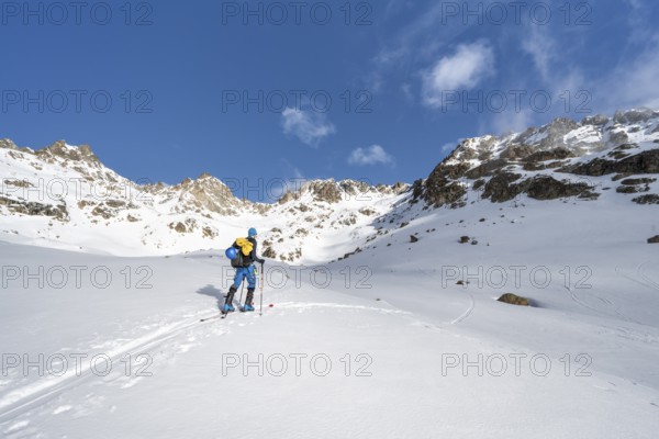 Ski tourers in a wintry mountain landscape, ascent to Porta d'Es-cha, Grisons Haute Route ski tour, Albula Alps, Rhaetian Alps, Grisons, Eastern Switzerland, Switzerland, Europe