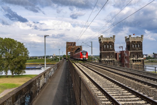 The railway bridge Duisburg-Hochfeld-Rheinhausen, over the Rhine, regional trains and many goods trains cross the Rhine here, from 1950, steel truss bridge, Duisburg, North Rhine-Westphalia, Germany, Europe