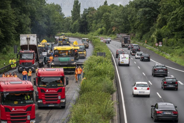 Renewal of the road surface on the A40 motorway between the Kaiserberg junction and Mülheim-Heißen, in the direction of Essen, over a length of 7.6 kilometres, with whisper asphalt, so-called open-pored asphalt, 10-day closure of the motorway, North Rhine-Westphalia, Germany, Europe