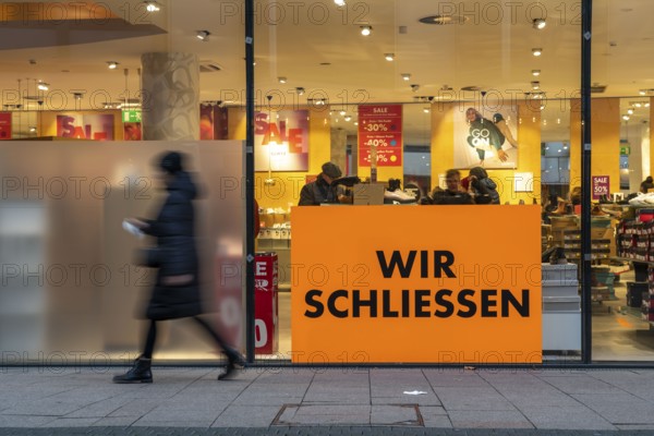 Shopping street, pedestrian zone, shoe shop closes, clearance sale, business closure, Limbacher Straße, Essen, North Rhine-Westphalia, Germany, Europe