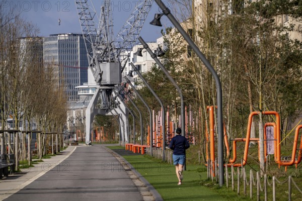 Promenade Kirchenpauerkai, Hafencity Hamburg, new district on the Elbe, on the site of the former free harbour, residential units for 14, 000 people, 3, 000 hotel beds, 45, 000 jobs, Hamburg, Germany, to be completed by the 2030s, Europe