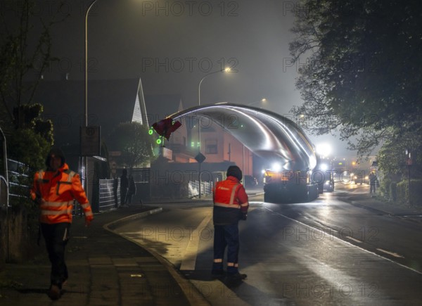 Transport of a 68 metre long, 22 tonne blade of a wind turbine, here in Breckerfeld, with a self-propelled Blade-Lifter vehicle, over a 40 km long route, over 2 nights, in the Bergisches Land, through towns, villages, over country roads, narrow through roads, to the construction site of the wind turbine near Hagen, North Rhine-Westphalia, Germany, Europe
