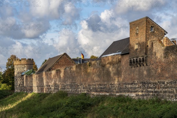 The village of Zons on the left bank of the Lower Rhine, former fortified zone, belongs to Dormagen, town wall, Krötschenturm, North Rhine-Westphalia, Germany, Europe