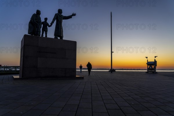 The Emigrants Monument, The Emigrants, at Willy-Brand-Platz, at the Seebäderkaje, sunset over the Weser estuary with in Bremerhaven, Bremen, Germany, Europe