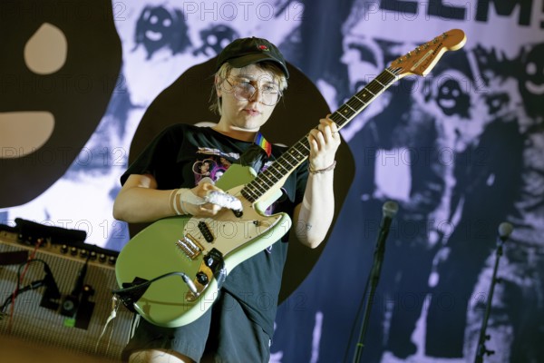 Mello Kanone, guitarist of the punk rock band TEAM SCHEISSE, live on 09.05.2025 at the sold-out Columbiahalle in Berlin