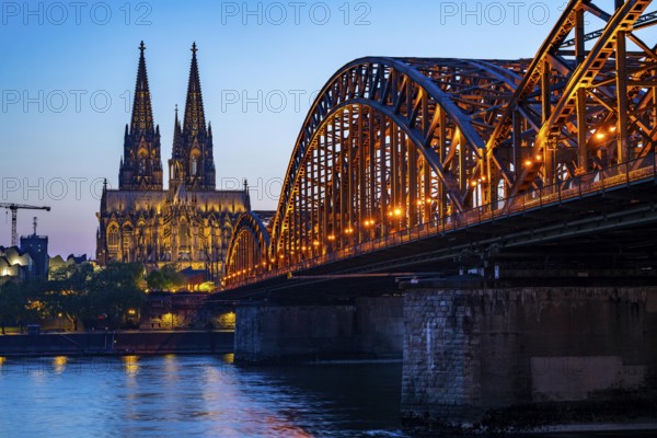 Cologne Cathedral, has been shining in new light since Easter 2025, the old metal halide lamps have been replaced by over 700 modern LED lamps, reducing energy consumption by around four fifths, significantly improving the quality of light and greatly reducing light emissions, 12 KM of new cables were laid for this, Hohenzollern Bridge, railway bridge over the Rhine, North Rhine-Westphalia, Germany, Europe