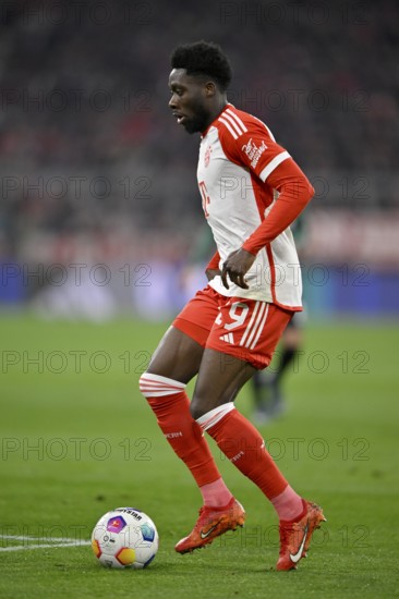 Alphonso Davies Bayern FC Munich FCB (19) on the ball Allianz Arena, Munich, Bavaria, Germany, Europe