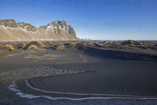 Vestrahorn, Vesturhorn, scree mountain made of gabbro and granophyre rocks, part of the Klifatindur mountain range at Stokksnes in winter, Iceland, Europe