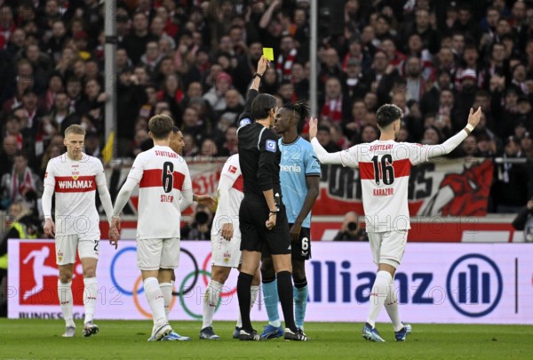 Referee Referee Deniz Aytekin shows yellow card yellow caution Odilon Kossounou Bayer 04 Leverkusen (06) Atakan Karazor VfB Stuttgart (16) Angelo Stiller VfB Stuttgart (06) Chris Fuehrich VfB Stuttgart (27) MHPArena, MHP Arena Stuttgart, Baden-Württemberg, Germany, Europe