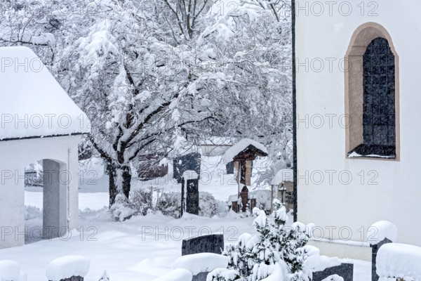 Cemetery at St Martin's parish church, late Middle Ages, snowed in, fresh snow, heavy snowfall, snow chaos, onset of winter, Marzling, Freising, Upper Bavaria, Bavaria, Germany, Europe
