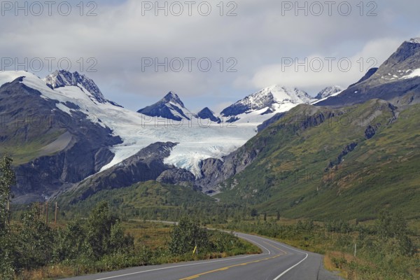Autumn landscape and a glacier calving deep into the valley, Worthington Glacier, Chugach Mountains, Thompson Pass, Richardson Highway, Alaska, USA, North America