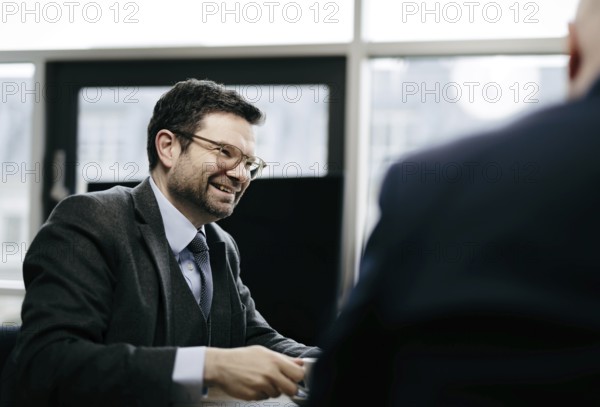 Marco Buschmann (FDP), Bundesminister der Justiz, aufgenommen im Rahmen eines Interview fue NBR in Berlin, 12.12.2023