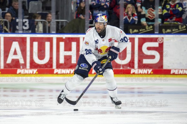 DEL, German Ice Hockey League season 2024/25, Matchday 22: Adler Mannheim vs Red Bull Munich. Picture: Andreas Eder (20, Munich)