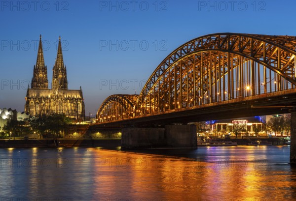 Cologne Cathedral, has been shining in new light since Easter 2025, the old metal halide lamps have been replaced by over 700 modern LED lamps, reducing energy consumption by around four fifths, significantly improving the quality of light and greatly reducing light emissions, 12 KM of new cables were laid for this, Hohenzollern Bridge, railway bridge over the Rhine, North Rhine-Westphalia, Germany, Europe