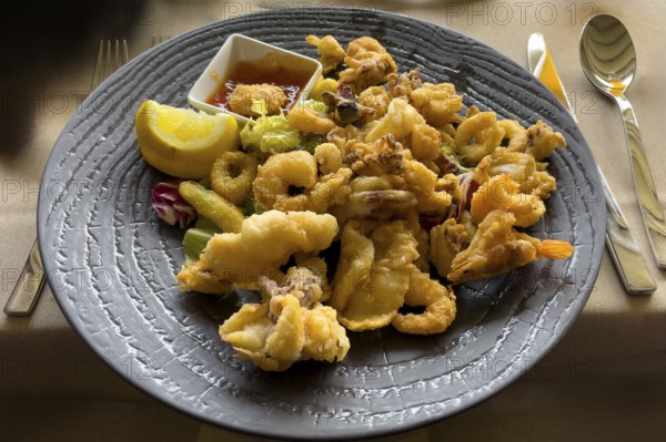 Deep-fried prawns served on a plate, international