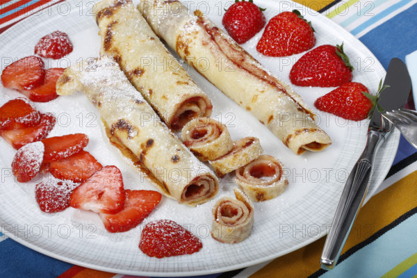 Swabian cuisine, filled pancakes, Flädle with strawberry jam and icing sugar, Gsälz, fresh strawberries, sweet, dessert, dessert, served on a plate, grandmother's kitchen, regional, home cooking, typical Swabian, Swabian kitchen classic, traditional cuisine, food photography, studio, Germany, Europe