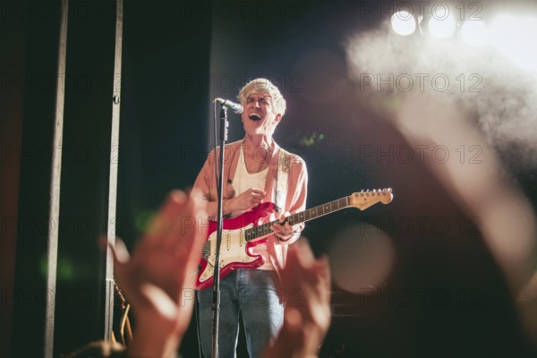 Keith Murray, singer and guitarist of We are Scientists live on Europe 2025 Tour at the Columbia Theatre in Berlin on 07.05.2025