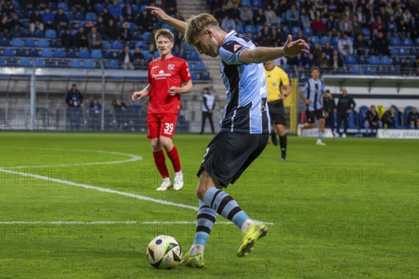 Football 3rd division, season 2024/25, matchday 32: Waldhof Mannheim vs SpVgg Unterhaching***On the ball with the cross into the penalty area: Sascha Voelcke (2, Mannheim)