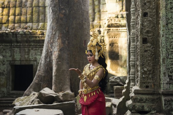 Young woman dressed as a temple dancer, Apsara, Ta Prohm, Angkor Wat, Angkor, UNESCO World Heritage Site, Siem Reap, Cambodia, Indochina, Southeast Asia, Asia