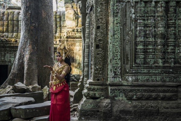 Young woman dressed as a temple dancer, Apsara, Ta Prohm, Angkor Wat, Angkor, UNESCO World Heritage Site, Siem Reap, Cambodia, Indochina, Southeast Asia, Asia